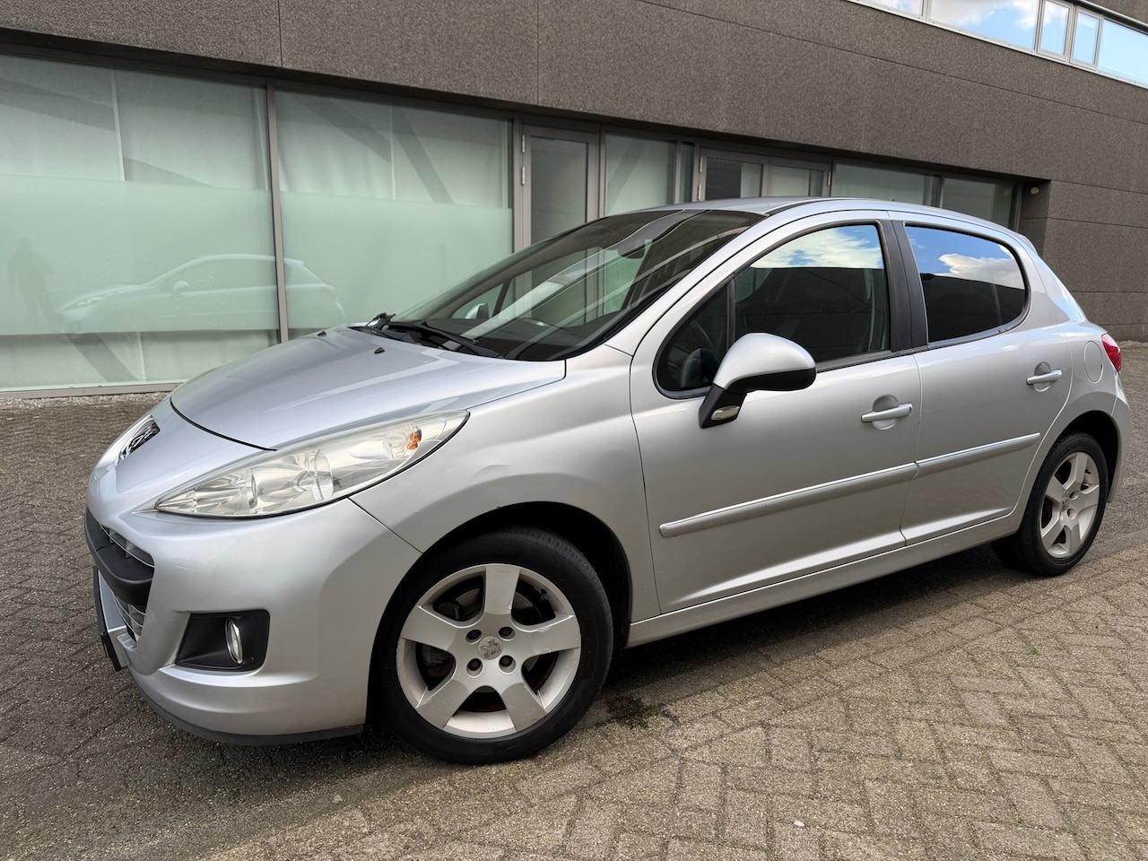 Peugeot 207 - 1.4 VTi XR CLIMAT AUTOMAAT BJ 6-2009 APK 11-2026 - AutoWereld.nl
