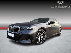BMW 5-serie - 550e xDrive pano / B&W / trekhaak / Iconic glow