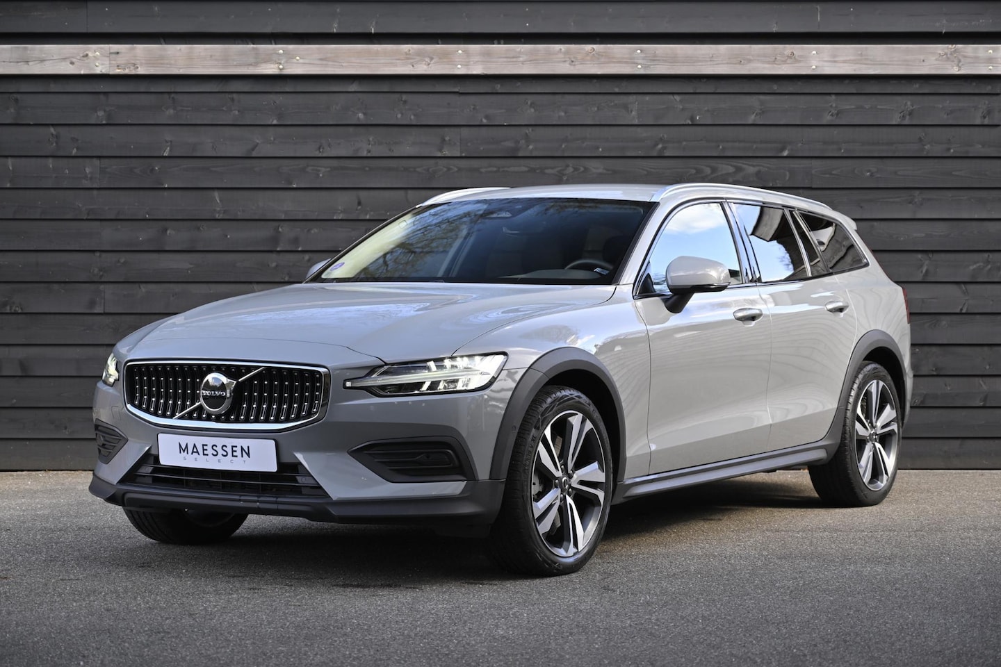 Volvo V60 Cross Country - 2.0 B5 AWD Plus | ACC | Leder | Camera | Elk. Stoelen | NL auto - AutoWereld.nl