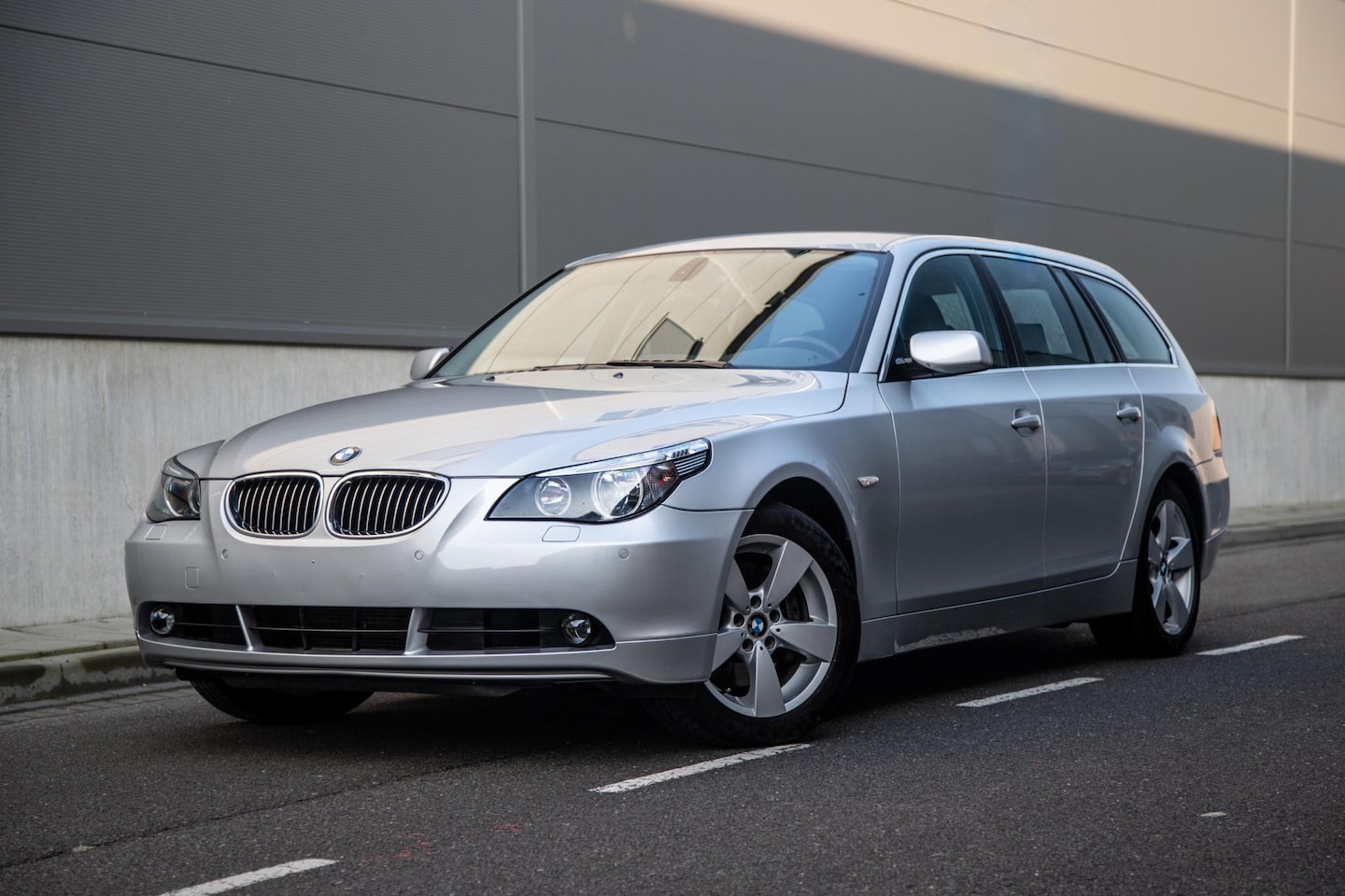 BMW 5-serie Touring - 525xi | 165.000KM | 1e Eig | Top Conditie | Navigatie | Zonneschermen - AutoWereld.nl