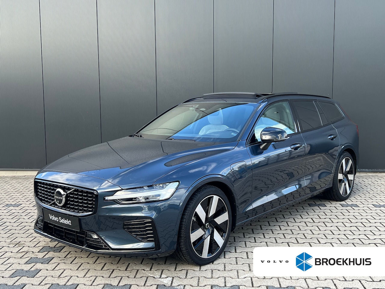 Volvo V60 - T6 Plug-in hybrid AWD Ultimate Dark | Panoramadak | Head up Display | Trekhaak | 360 Camer - AutoWereld.nl