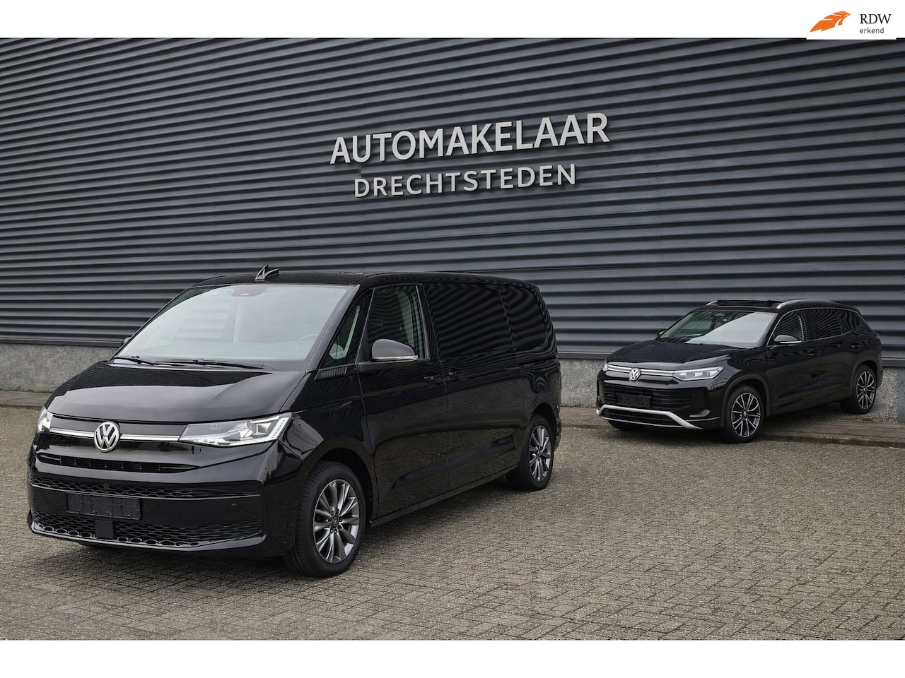 Volkswagen Multivan - 1.4 eHybrid L1H1Full Options Pano/Elektrische deuren/Camera/Vip/ Dealler onderhouden! - AutoWereld.nl