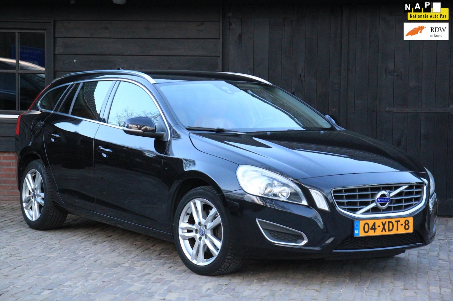Volvo V60 - 1.6 T3 Summum Xenon/Leer/Navigatie/Parkeersensor/Trekhaak afneembaar - AutoWereld.nl