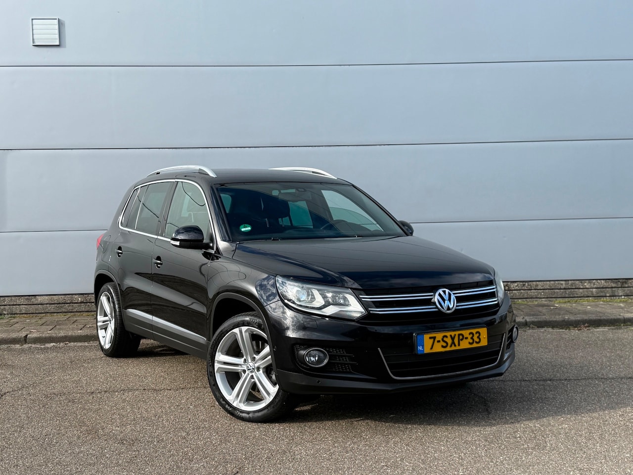 Volkswagen Tiguan - 1.4 TSI Sport&Style (bj 2014) R-LINE|XENON-LED|NAVI|ALCANTARA - AutoWereld.nl