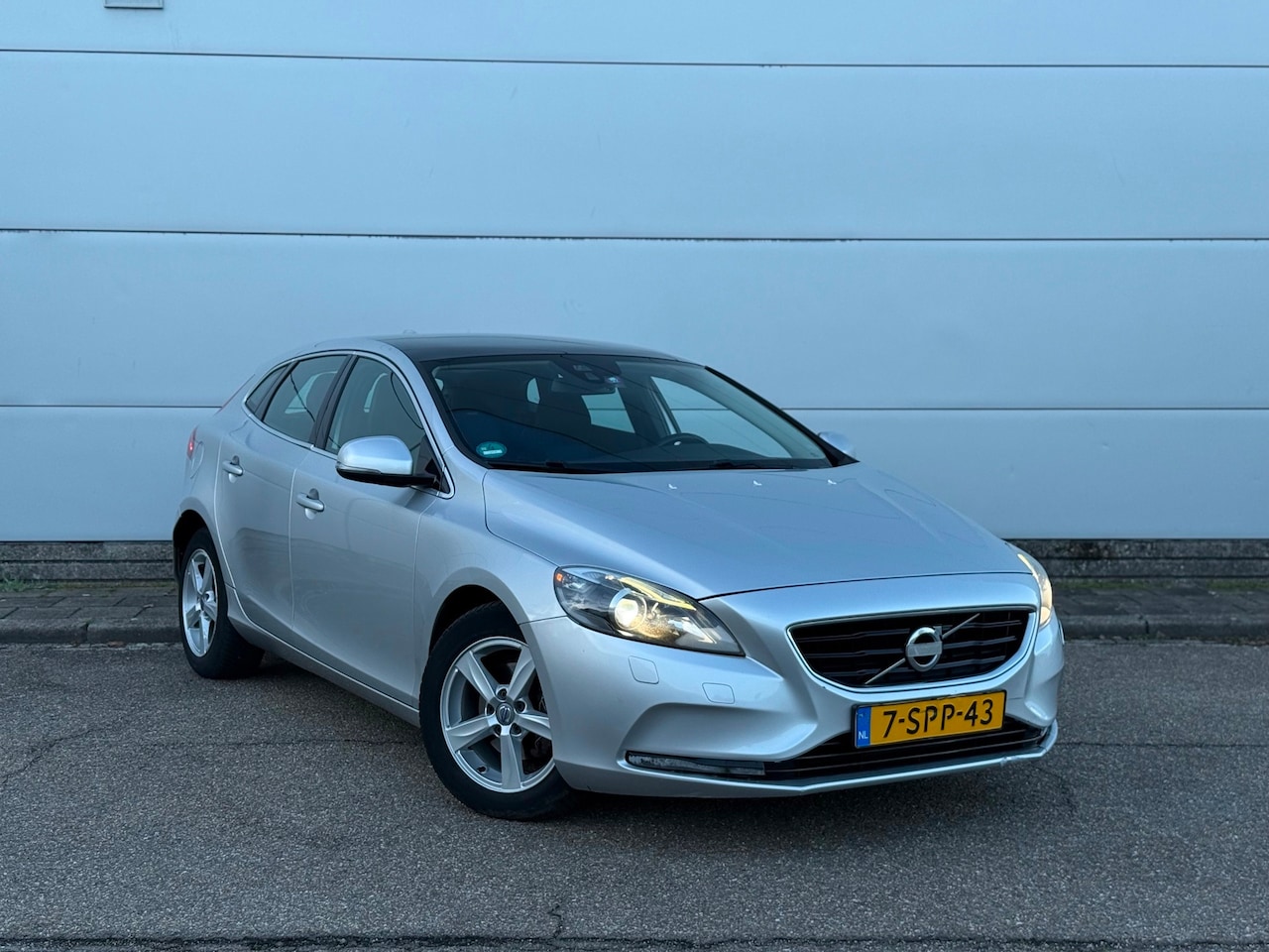Volvo V40 - 1.6 D2 Summum XENON|PANO|CLIMA|CAMERA|STOELVERW. - AutoWereld.nl