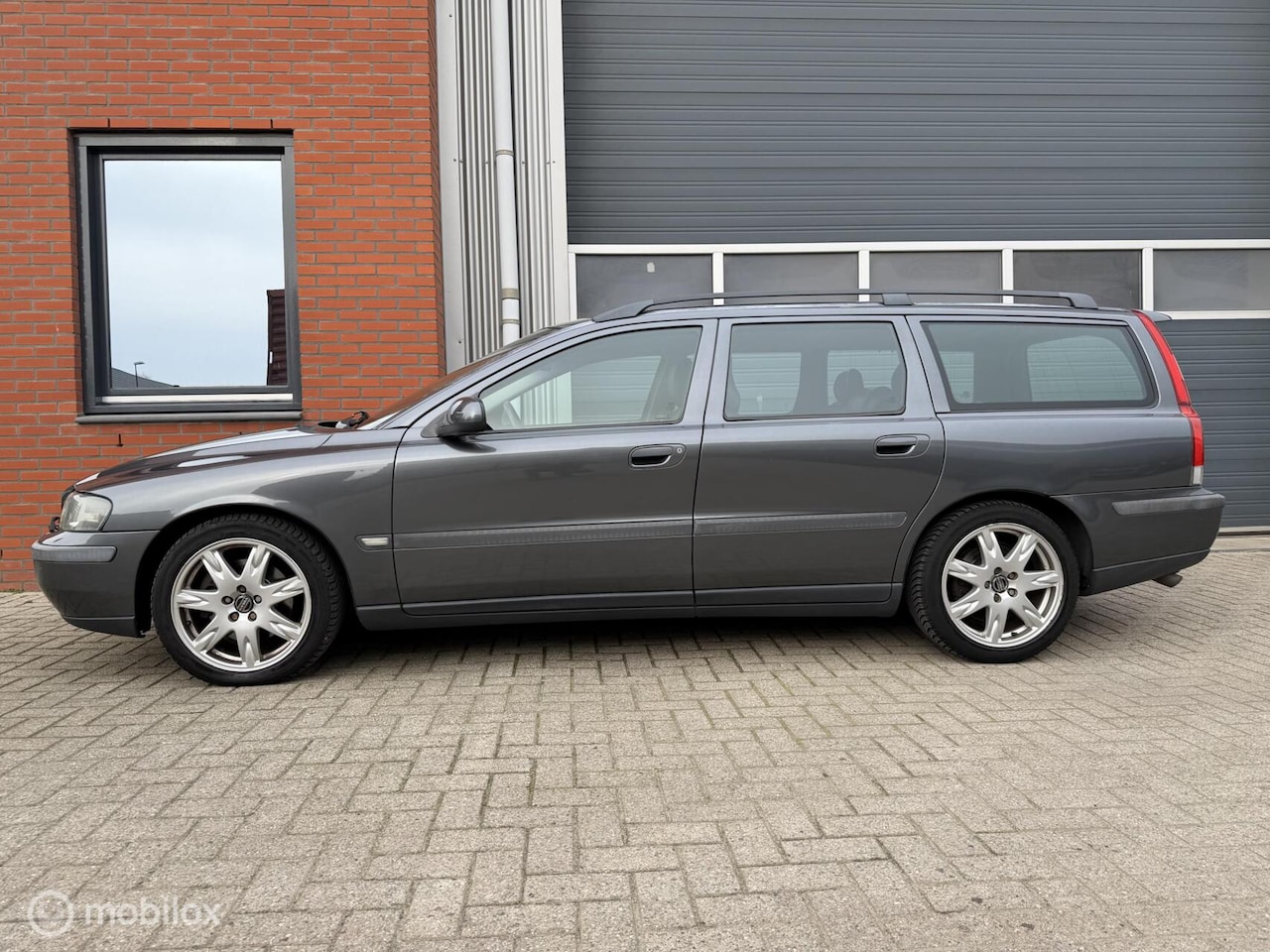 Volvo V70 - 2.3 T-5 Automaat Comfort - blijvend youngtimer - AutoWereld.nl