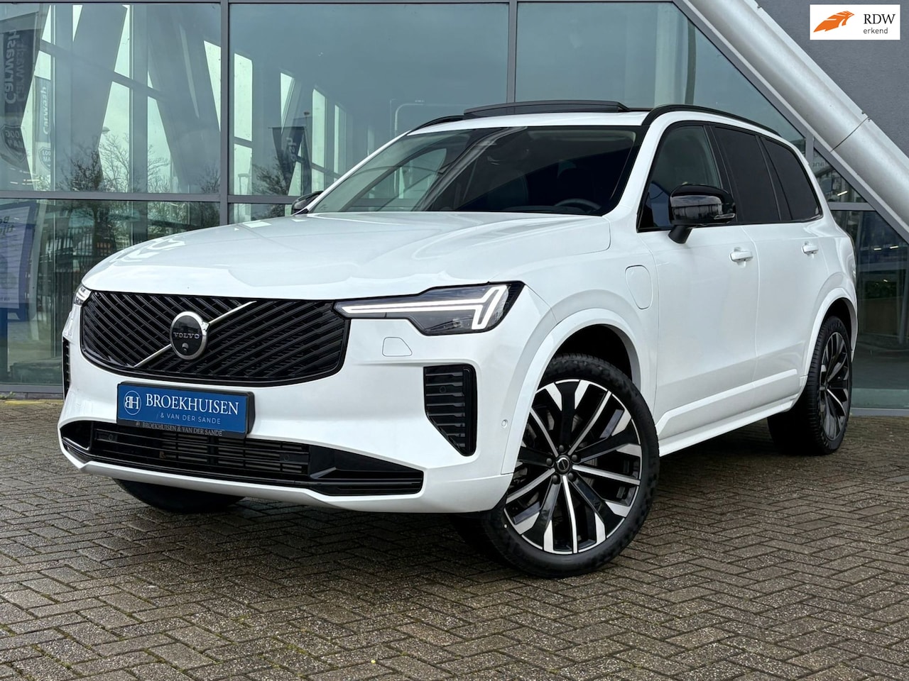 Volvo XC90 - 2.0 T8 Plug-in hybrid AWD Ultra Dark FACELIFT 455pk Luchtvering / Massage Stoelen / Bowers - AutoWereld.nl