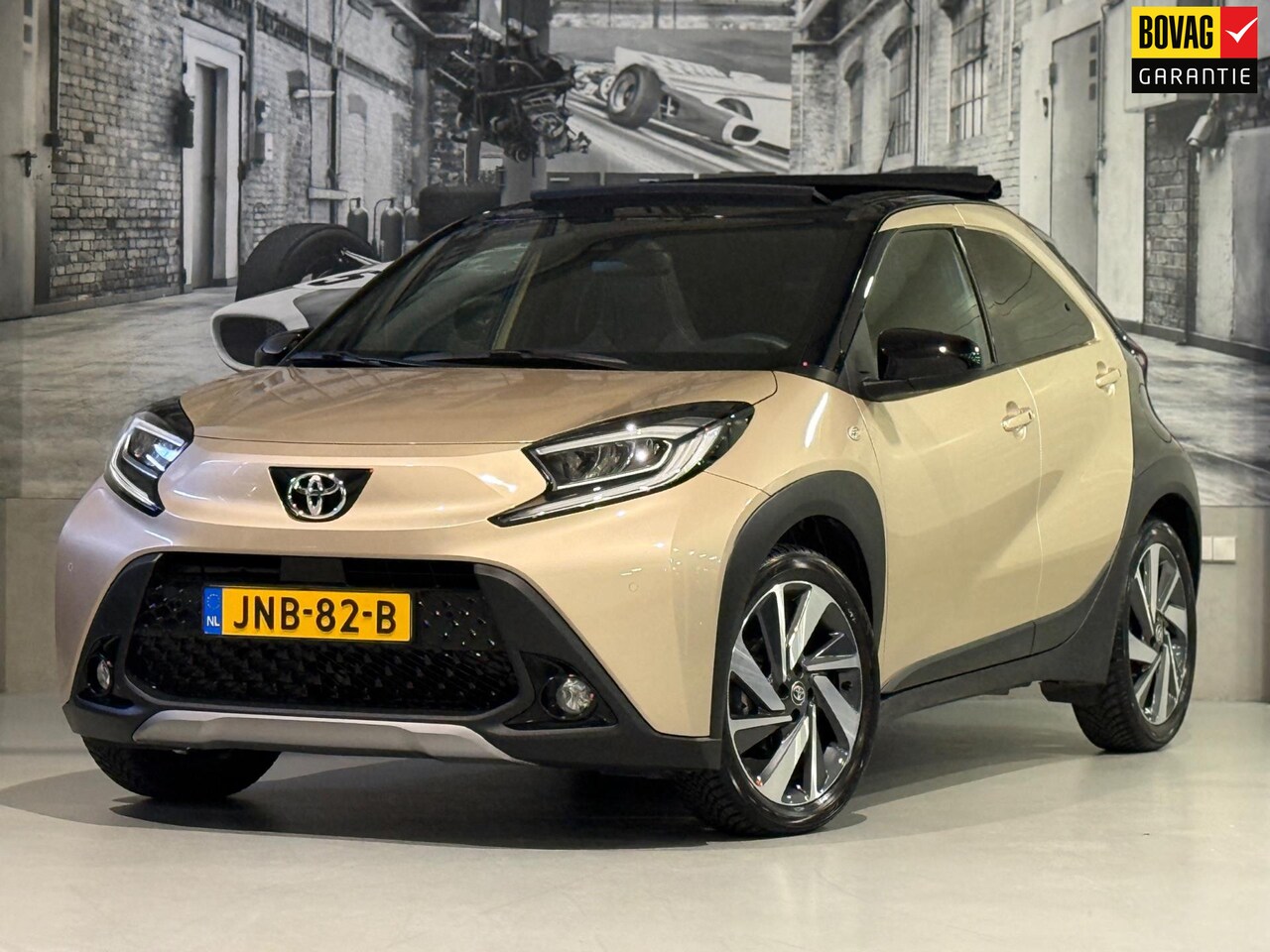 Toyota Aygo X - 1.0 VVT-i S-CVT Premium *Open Dak, Navi, Trekhaak* - AutoWereld.nl