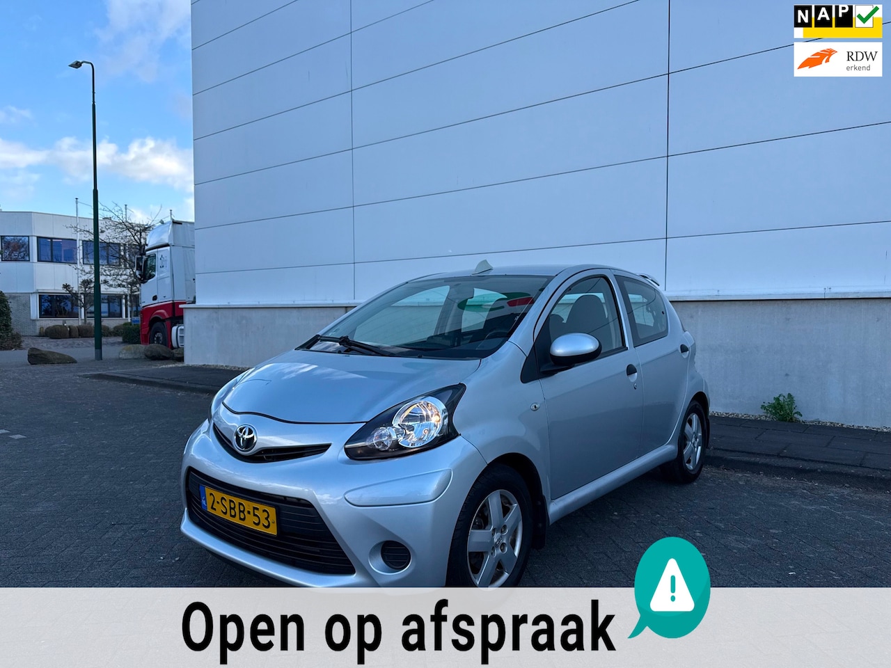 Toyota Aygo - 1.0 VVT-i Now 5 DRS/AIRCO/BLEUTOOTH/AIRCO/NAP/NWE APK - AutoWereld.nl