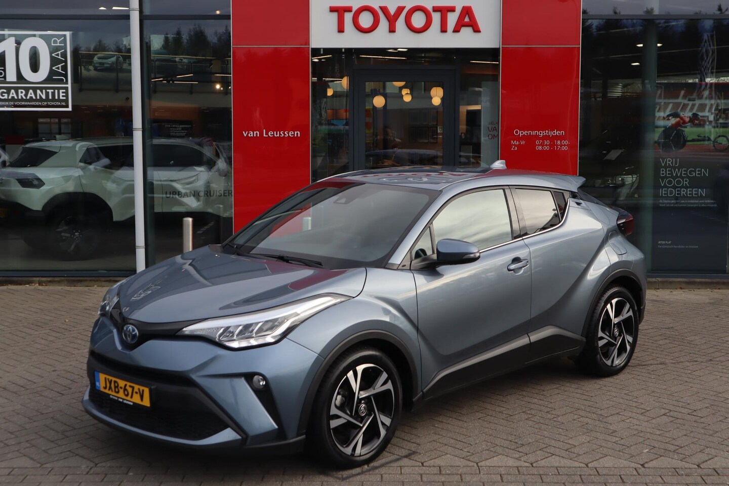 Toyota C-HR - 1.8 HYBRID STYLE STOELVERW. BLIND-SPOT NAVI AD-CRUISE HALFLEDER 18" LM-VELGEN - AutoWereld.nl