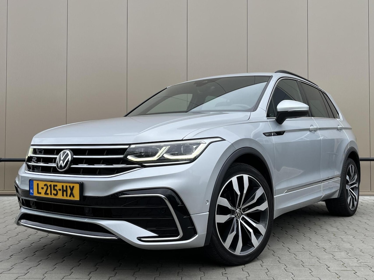 Volkswagen Tiguan - 1.5 TSI DSG R-Line | Keyless | Org NL | 20" - AutoWereld.nl