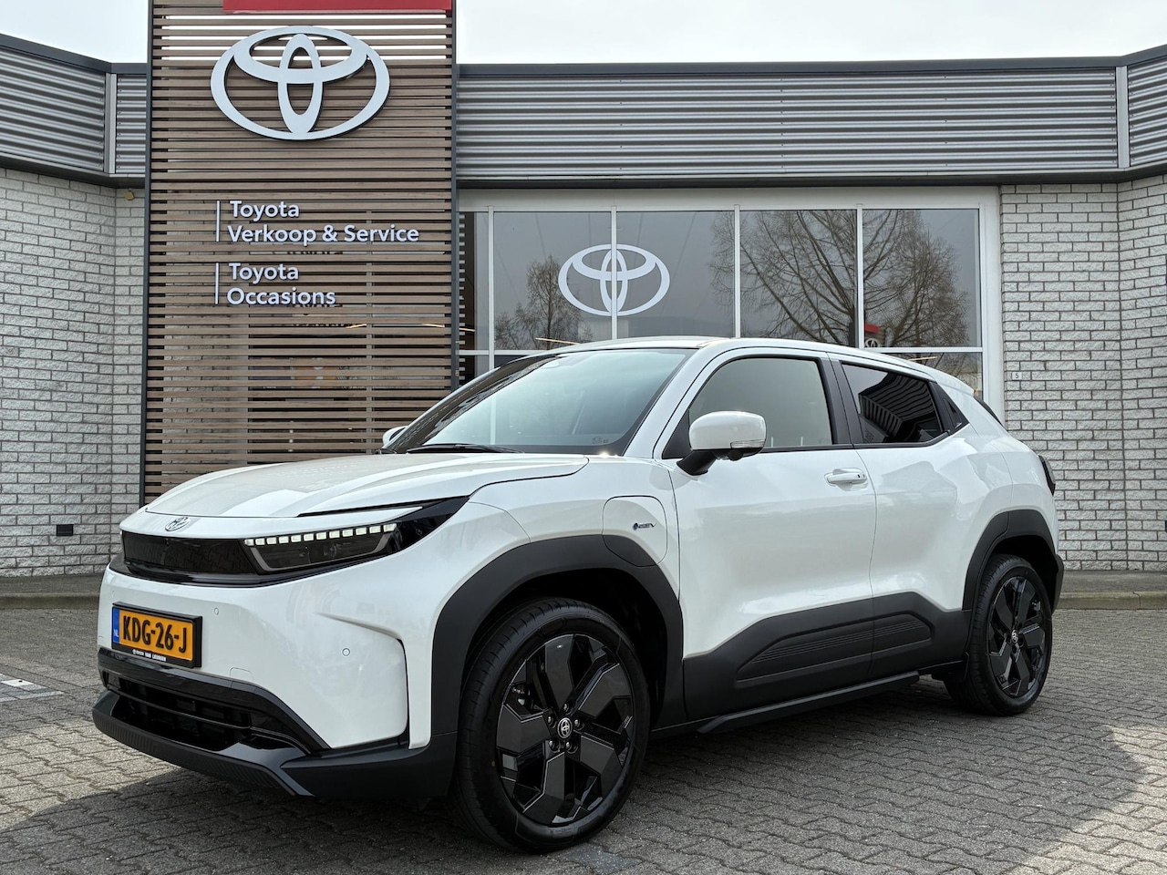 Toyota Urban Cruiser - EXECUTIVE 61 KWH NIEUW & DIREECT LEVERBAAR!!! PANO-DAK STOEL/STUURVERW 360° CAMERA PARK-SE - AutoWereld.nl