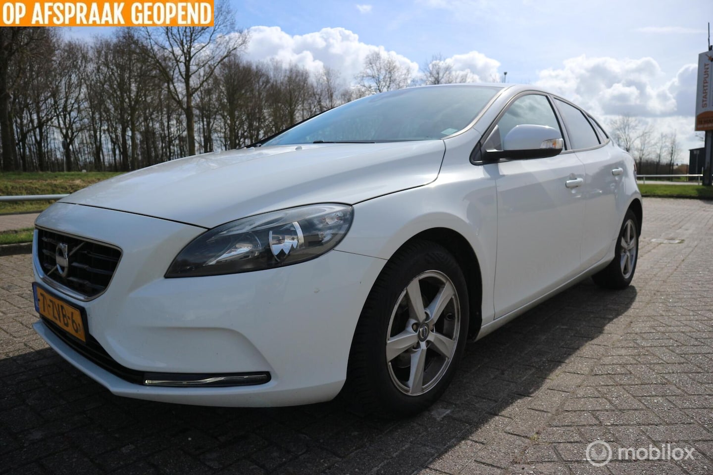 Volvo V40 - 1.6 D2 Kinetic ECC/NAVIGATIE/CAMERA/TREKHAAK/NAP - AutoWereld.nl