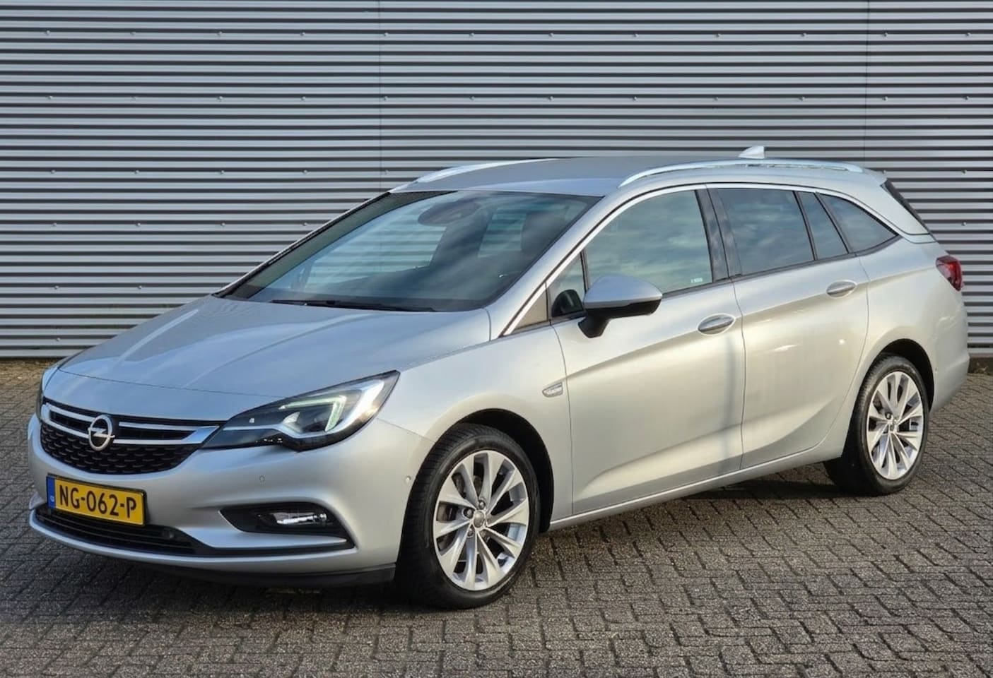 Opel Astra Sports Tourer - 1.6 CDTI Automaat Leder Camera Navi Cap Play - AutoWereld.nl
