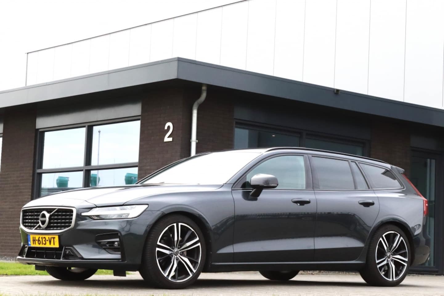 Volvo V60 - 2.0 T4 R-Design Pano Leder Trekhaak Dealer OH. - AutoWereld.nl