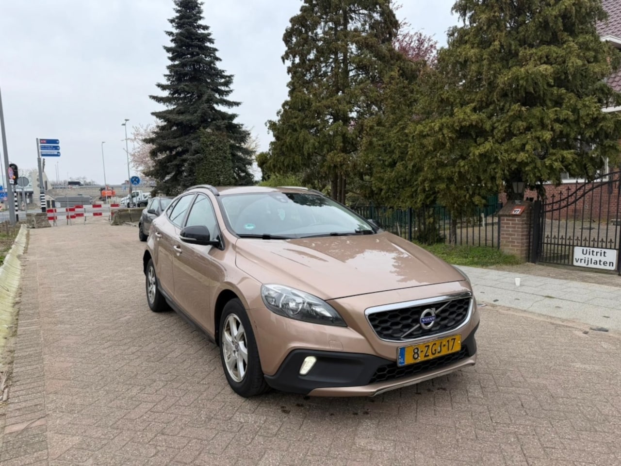 Volvo V40 Cross Country - 1.6 D2 AUT CROSS COUNTRY Momentum - AutoWereld.nl