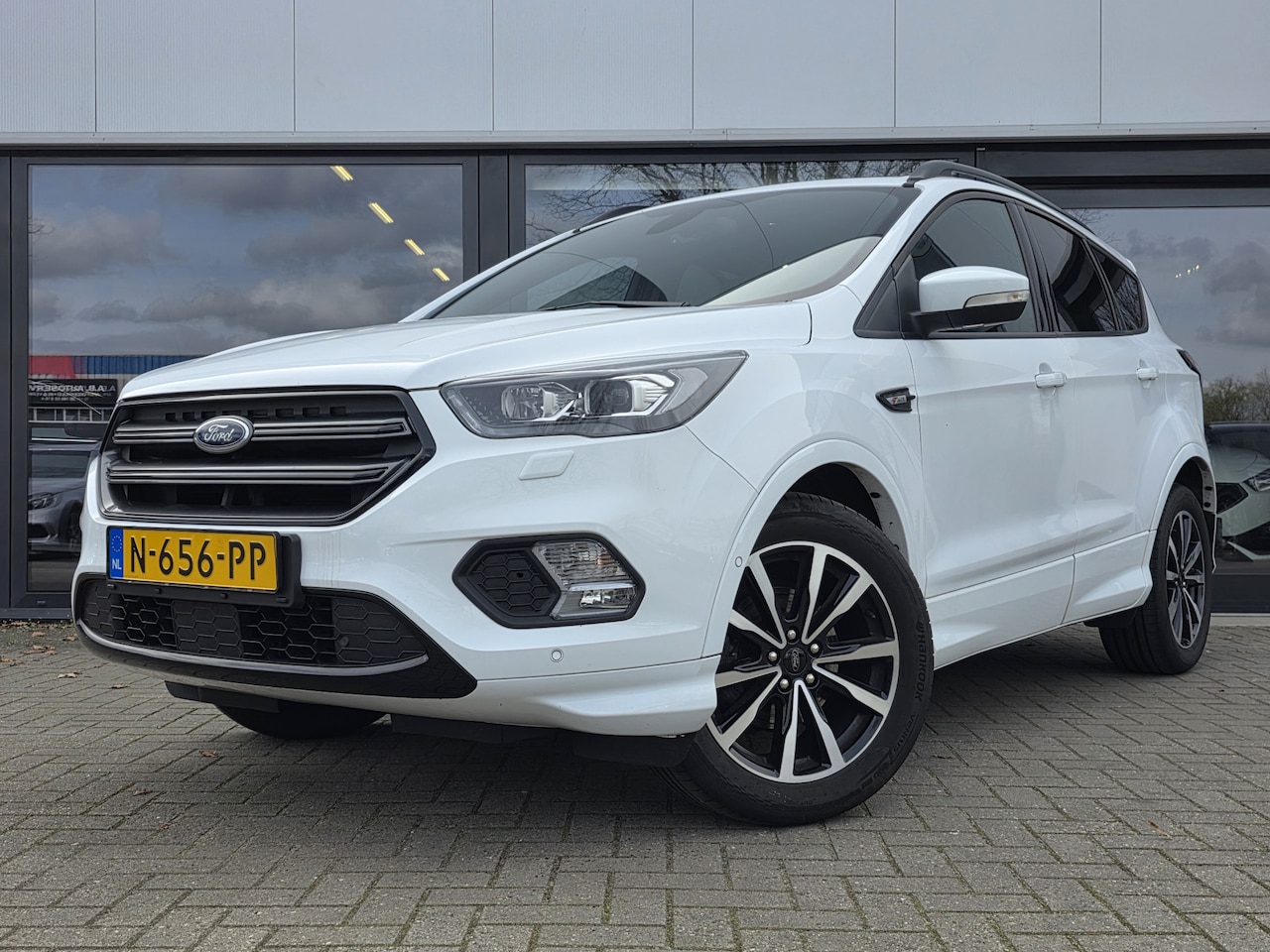 Ford Kuga - 1.5 EcoBoost ST Line + SONY SOUND + PANO DAK + CAMERA + STUURVERW. + XENON - AutoWereld.nl