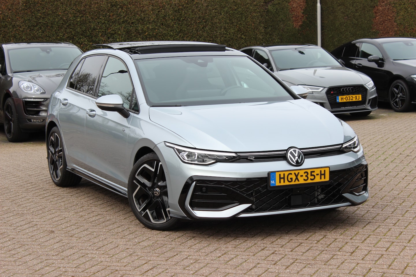 Volkswagen Golf - 1.5 eTSI R-Line Edition / Trekhaak / Panoramadak / 360Camera / Keyless / Matrix LED / 18'' - AutoWereld.nl