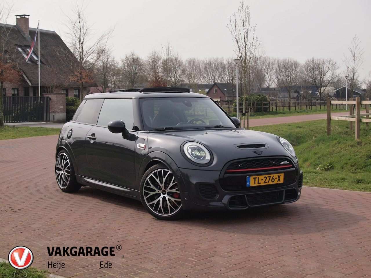 MINI John Cooper Works - Mini 2.0 Chili | 231 PK | Panoramadak | Head-Up Display | Harman Kardon | Camera | Automaa - AutoWereld.nl
