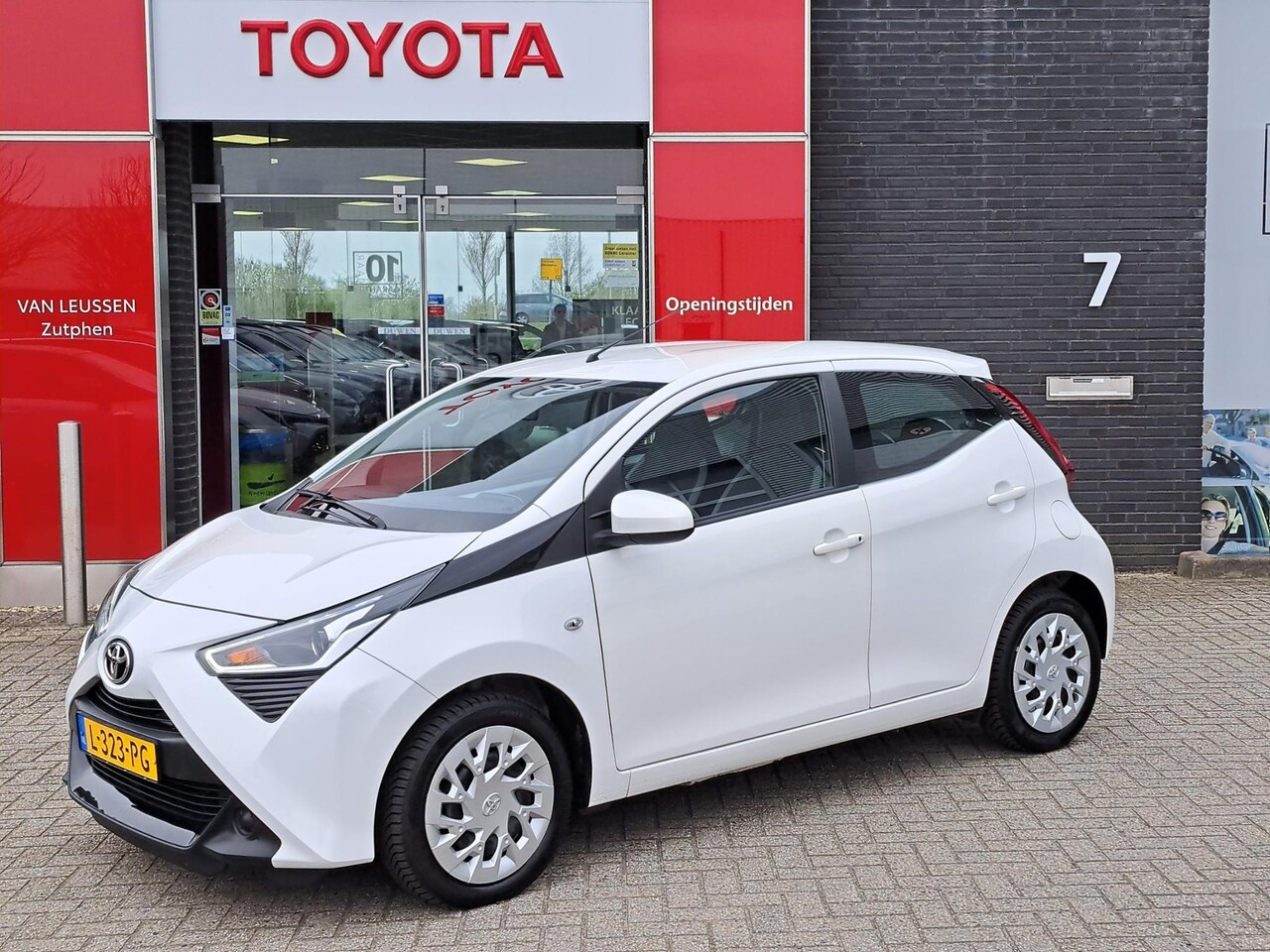 Toyota Aygo X - X-PLAY BLUETOOTH SPEEDLIMITER AIRCO EL-RAMEN NL-AUTO - AutoWereld.nl