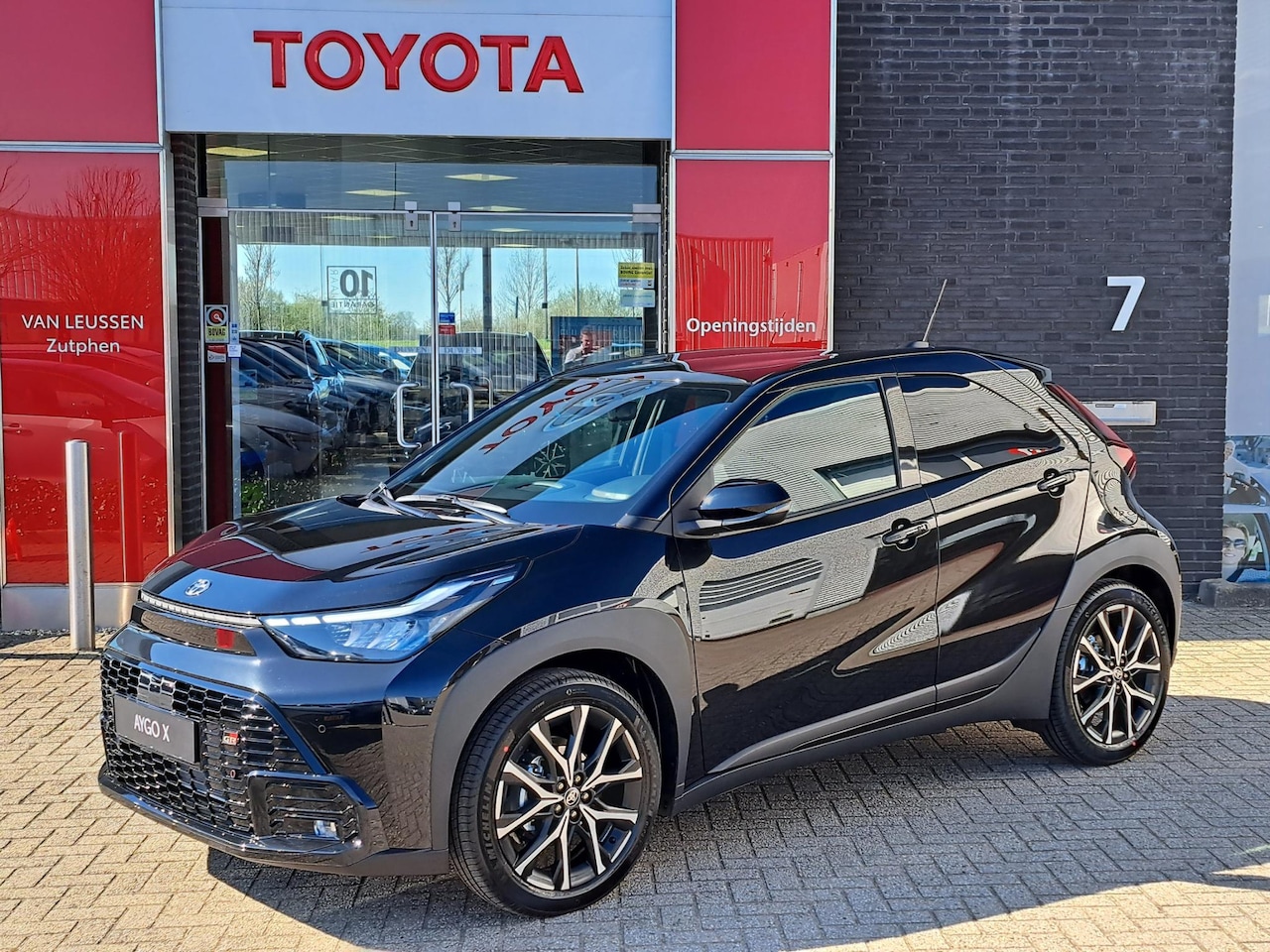 Toyota Aygo X - HYBRID 115 GR-SPORT NIEUW IN DE SHOWROOM DIRECT LEVERBAAR 18'' LM-VELGEN PDC STOELVERWARMI - AutoWereld.nl