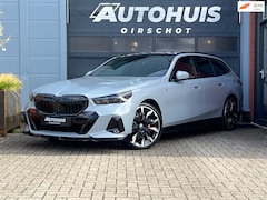 BMW 5-serie Touring - 520i High Executive Edition M Stuurverwarming/Bower&Wilkins/21"/Glazendak/Trekhaak/ 360Cam
