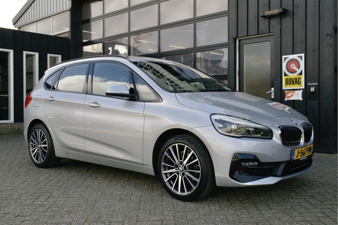 BMW 2-serie Active Tourer - 220i High Executive | NL-Auto | Head-Up | Pano | Leder | LED | 18'' - AutoWereld.nl