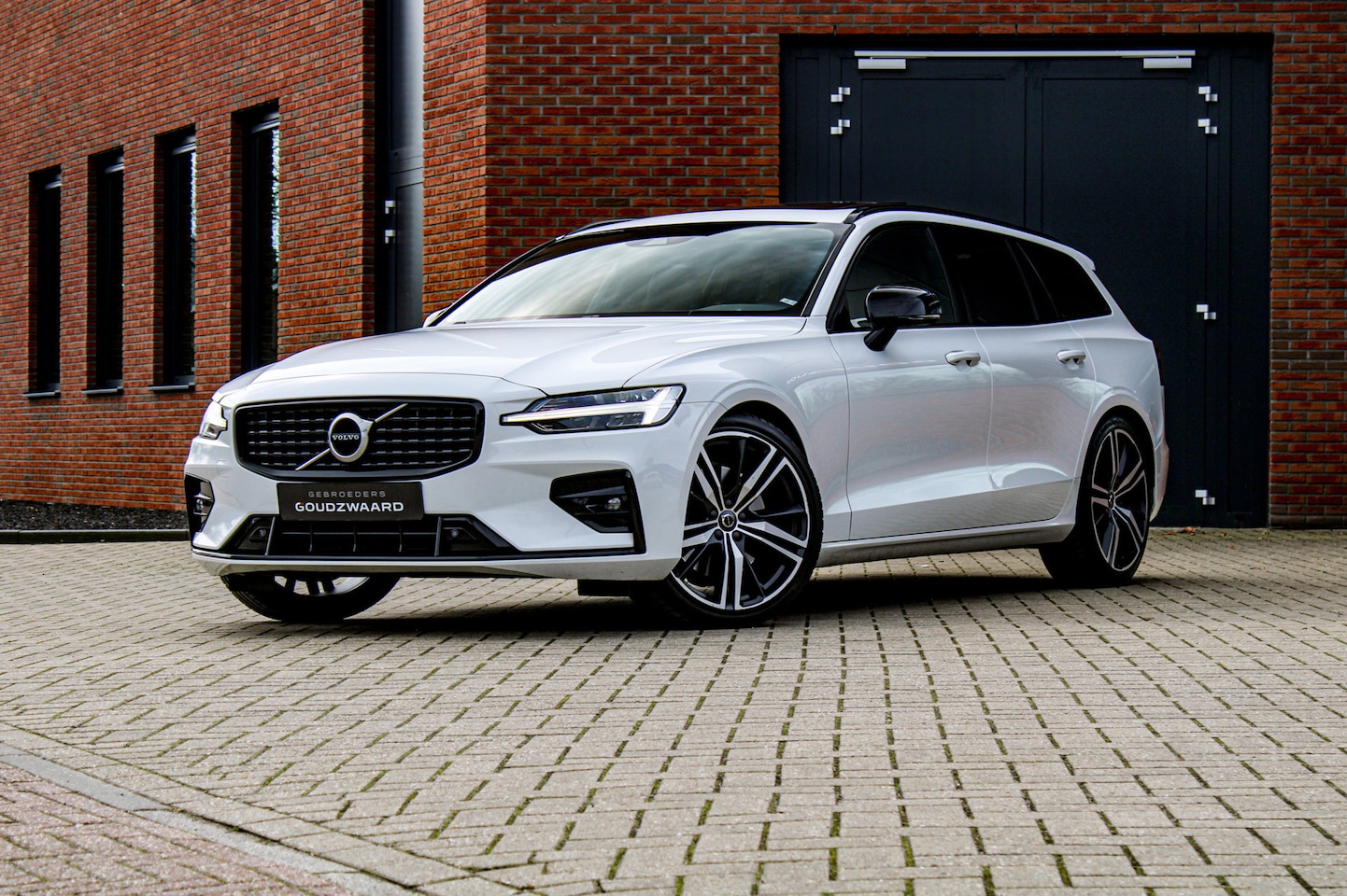 Volvo V60 - 2.0 T5 R-Design | 250PK | HEICO uitlaat | Panoramadak | HUD | Harman Kardon | Memory | Cam - AutoWereld.nl