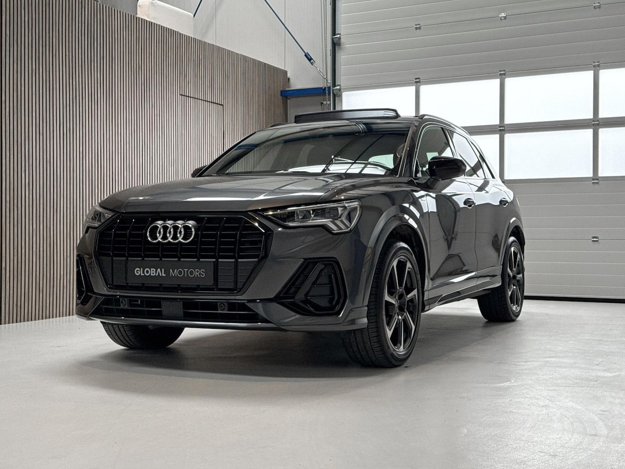 Audi Q3 - 35 TFSI S Edition - PANORAMADAK - AUTOMAAT - SFEERVERLICHTING - CARPLAY - ELEKTRISCHE STOE - AutoWereld.nl