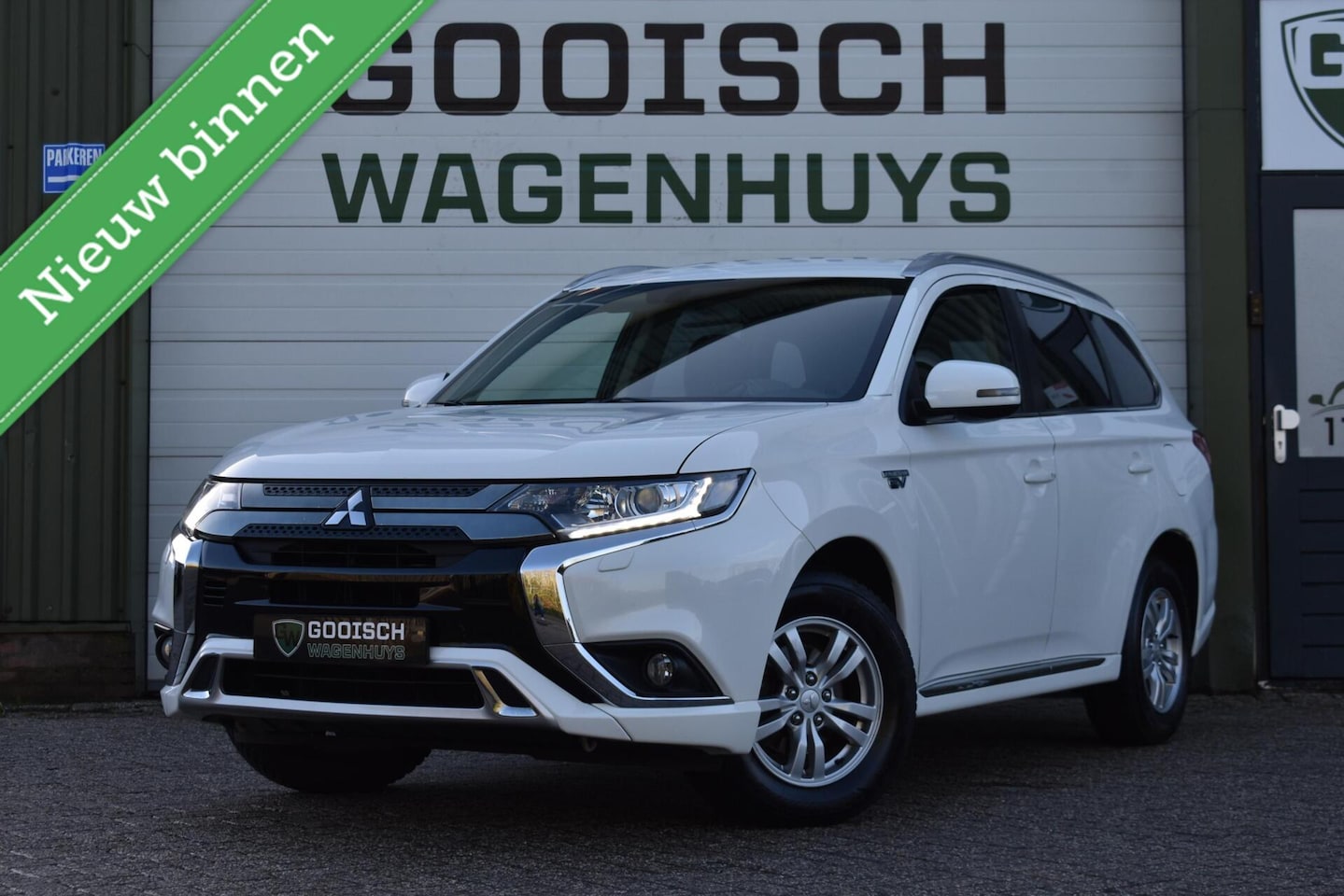 Mitsubishi Outlander - 2.4 PHEV Pure | Trekhaak | Navi | Climate | - AutoWereld.nl