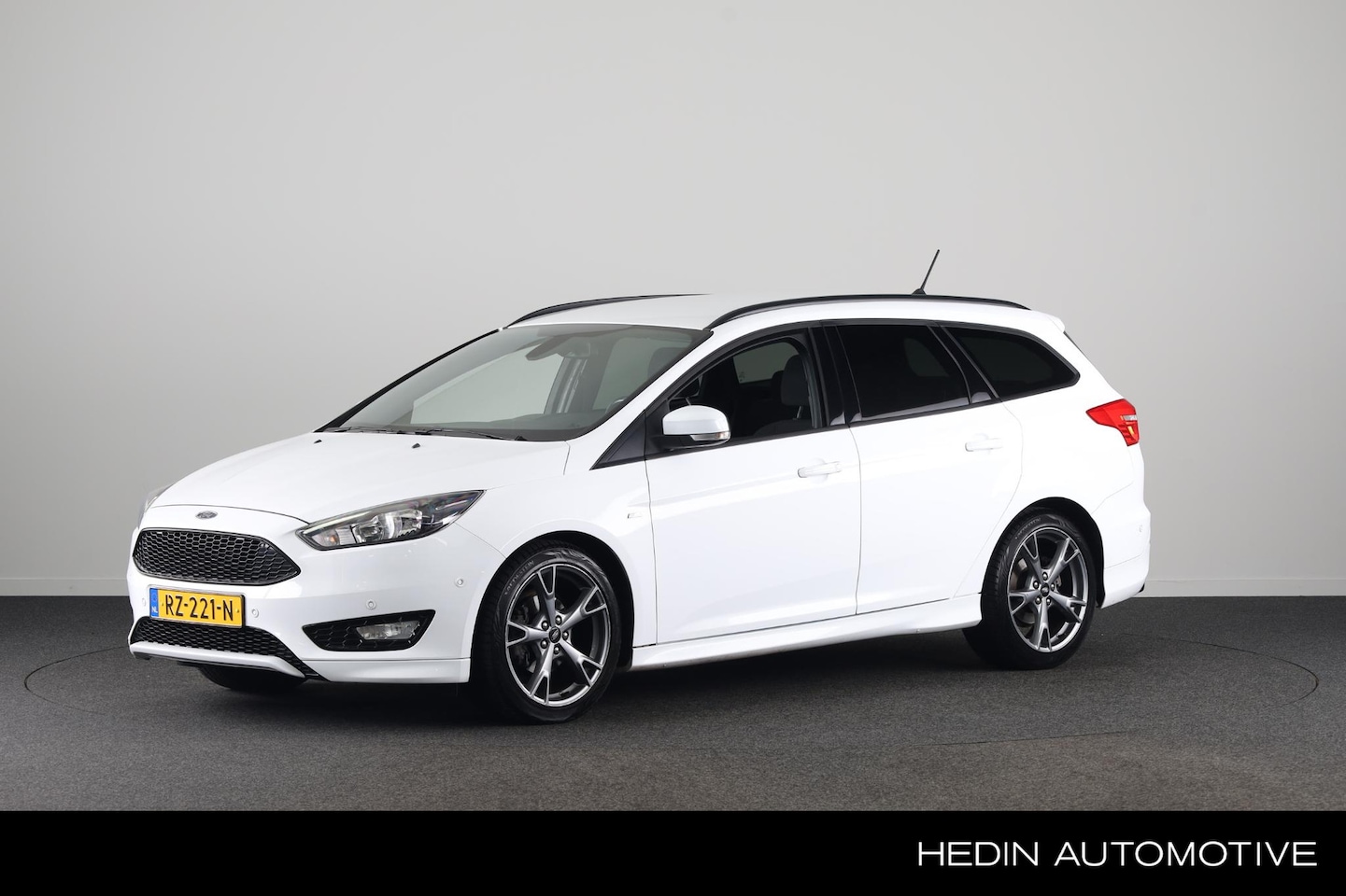 Ford Focus Wagon - 1.0 EcoBoost ST-Line | Afneembare trekhaak | Nieuwe All-season banden | PDC | Navigatie | - AutoWereld.nl