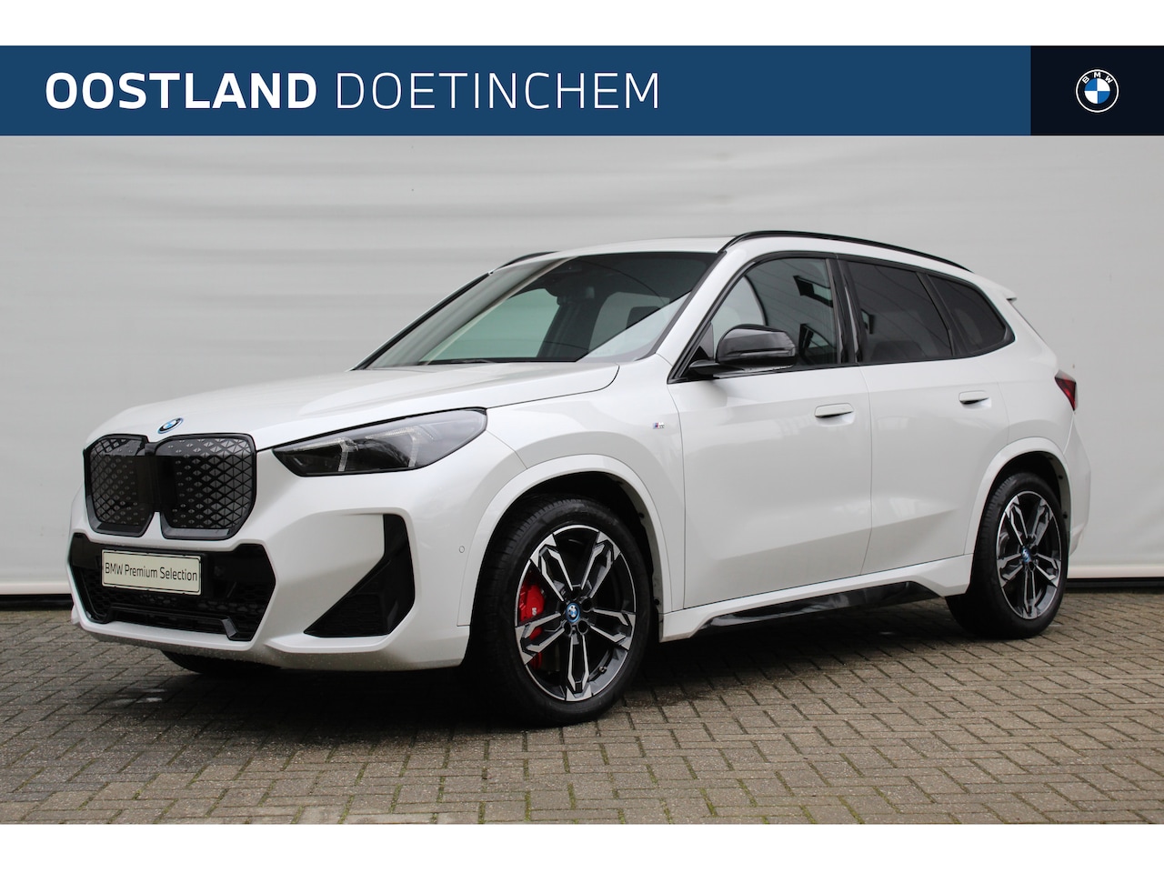 BMW iX1 - eDrive20 M Sport / Panoramadak / Sportstoelen / Comfort Access / Achteruitrijcamera / M Ad - AutoWereld.nl