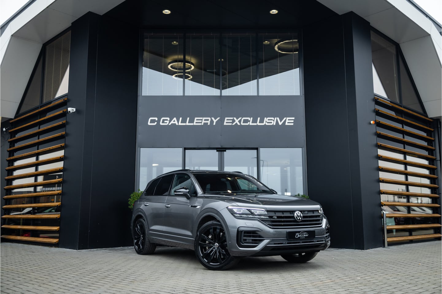 Volkswagen Touareg - 3.0 TSi 4MOTION R - Panorama | Luchtvering | Elek. Trekhaak | Memory | 360 Camera - AutoWereld.nl