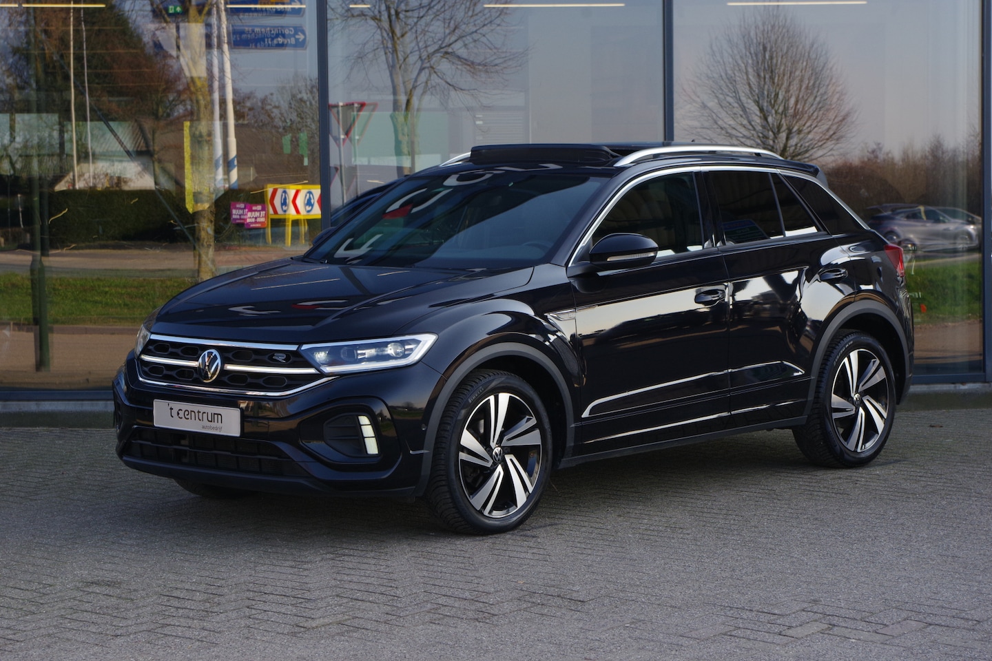 Volkswagen T-Roc - 1.5 TSI R-Line Automaat Business+, Panoramadak, Leder, Carplay, Camera, - AutoWereld.nl