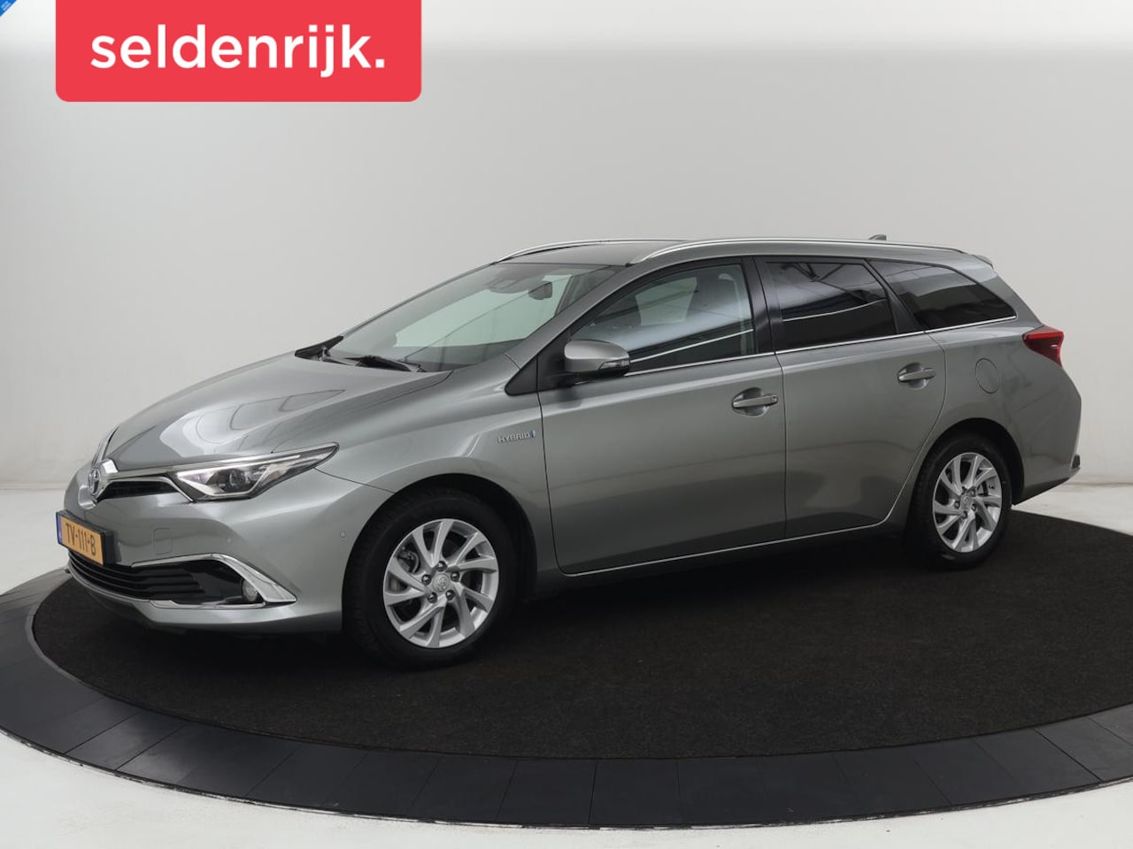 Toyota Auris - 1.8 Hybrid Executive | 1e eigenaar | Stoelverwarming | Camera | Keyless | Navigatie | Clim - AutoWereld.nl