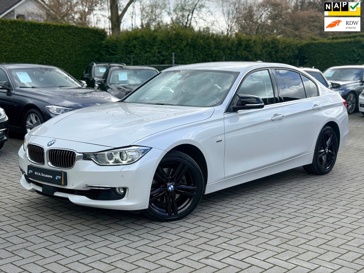 BMW 3-serie - 320i Upgrade Edition Luxury|Nieuwe Ketting|Navigatie|Leder|Lane Assist|18 inch|Nette staat - AutoWereld.nl