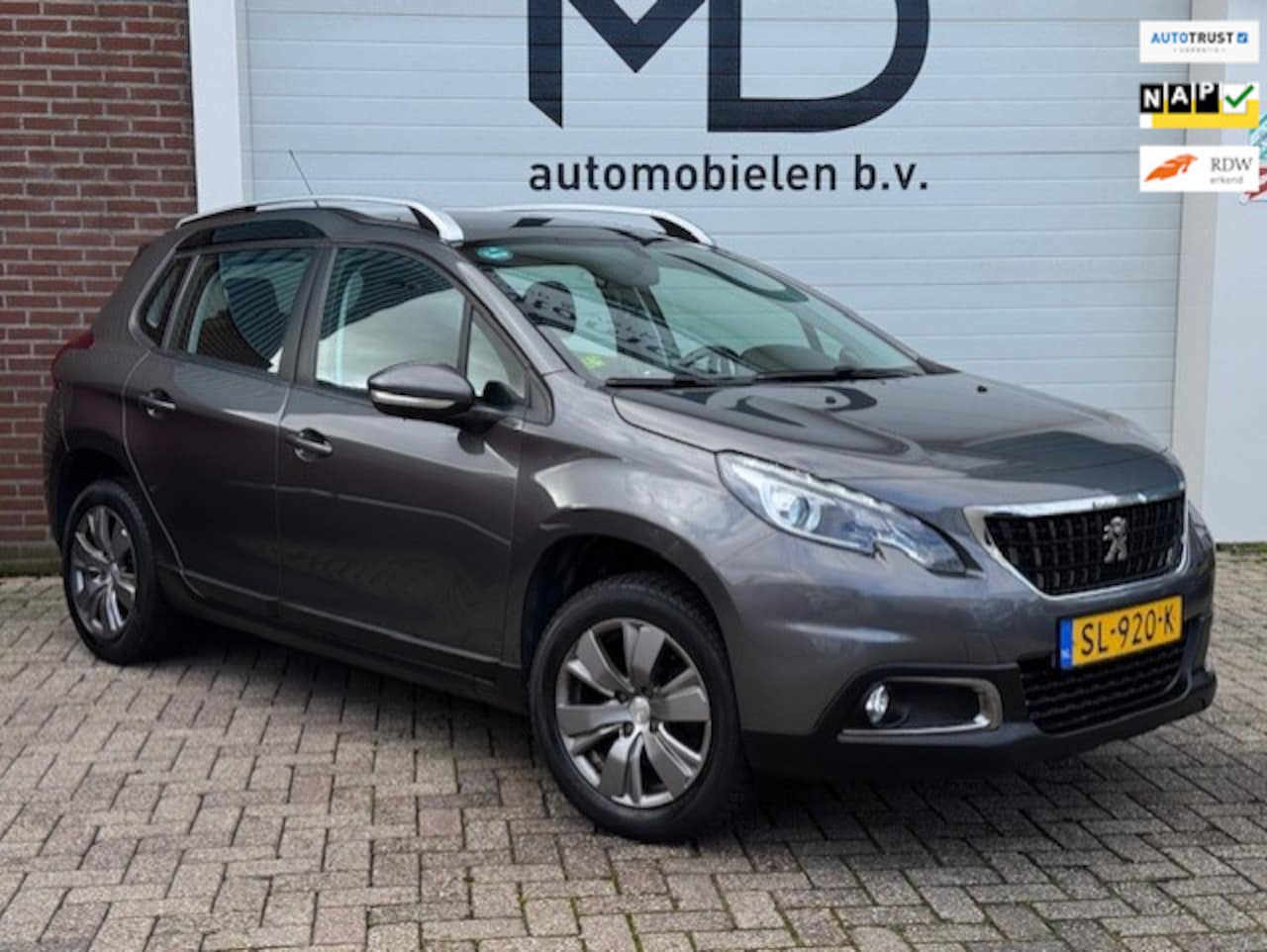 Peugeot 2008 - 1.2 Blue Lion - Trekhaak - Panorama dak - NAP - AutoWereld.nl