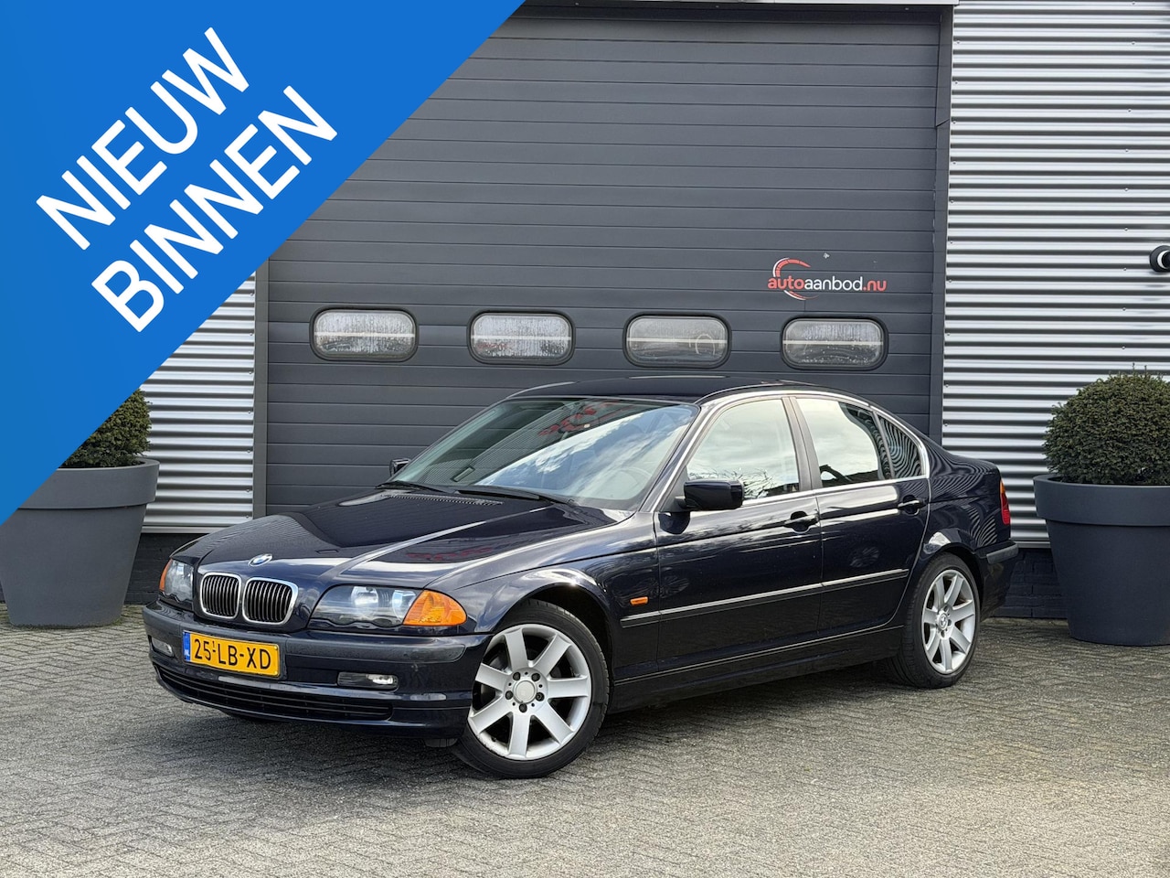 BMW 3-serie - 320i Executive | Cruise Control | Climate Control | Parkeersensoren | 17 Inch Lichtmetalen - AutoWereld.nl