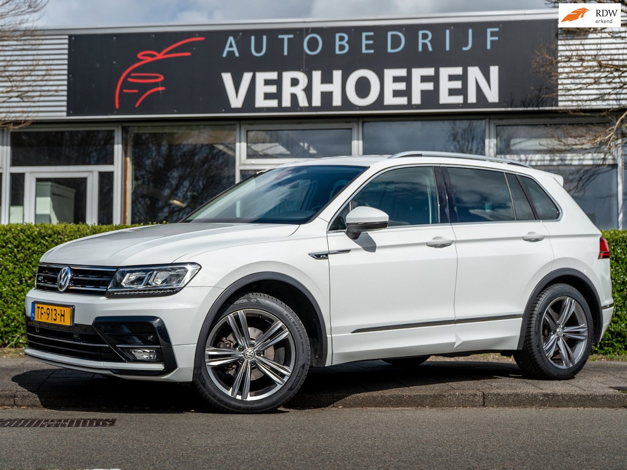 Volkswagen Tiguan - 1.4 TSI R-LINE - APPLE CARPLAY - ADAPTIVE CRUISE - LANE ASSIST - 4 NIEUWE ALL SEASON BANDE - AutoWereld.nl