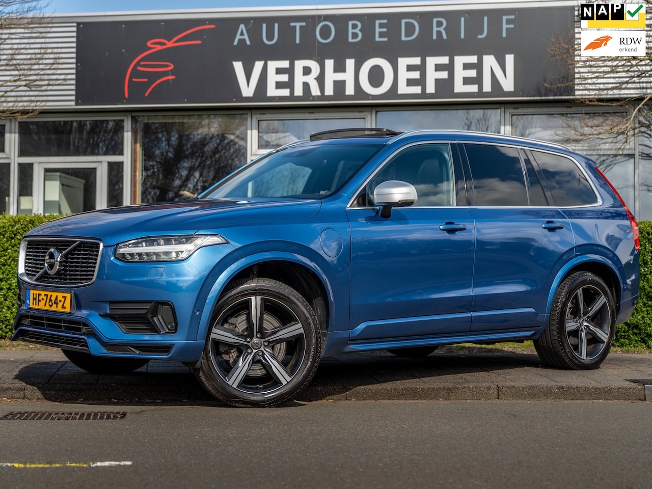 Volvo XC90 - 2.0 T8 Twin Engine AWD R-Design - 7 PERS - PANORAMA - TREKHAAK - VOLVO ONDERHOUD - STOEL / - AutoWereld.nl