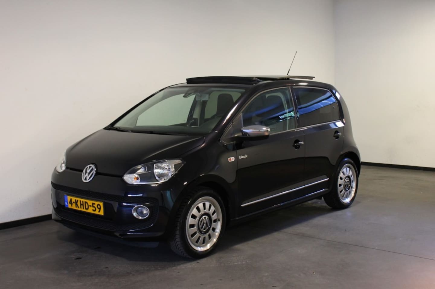 Volkswagen Up! - 1.0 HIGH UP! BLACK EDITION, Pano, Navi, PDC, Airco, Cruise - AutoWereld.nl