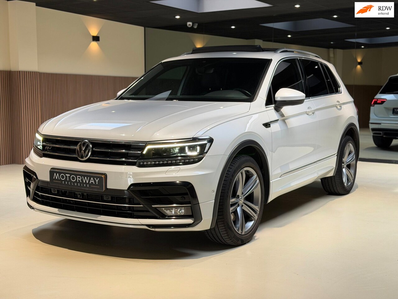 Volkswagen Tiguan - 2.0 TSI 4Motion 3X R-Line 230PK|Pano|Leder|360Camera|Memory|Matrix|Keyless - AutoWereld.nl