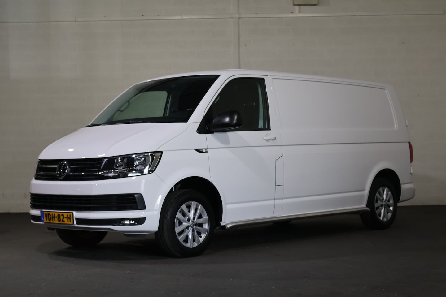 Volkswagen Transporter - 2.0 TDI L2 H1 Airco Navigatie - AutoWereld.nl