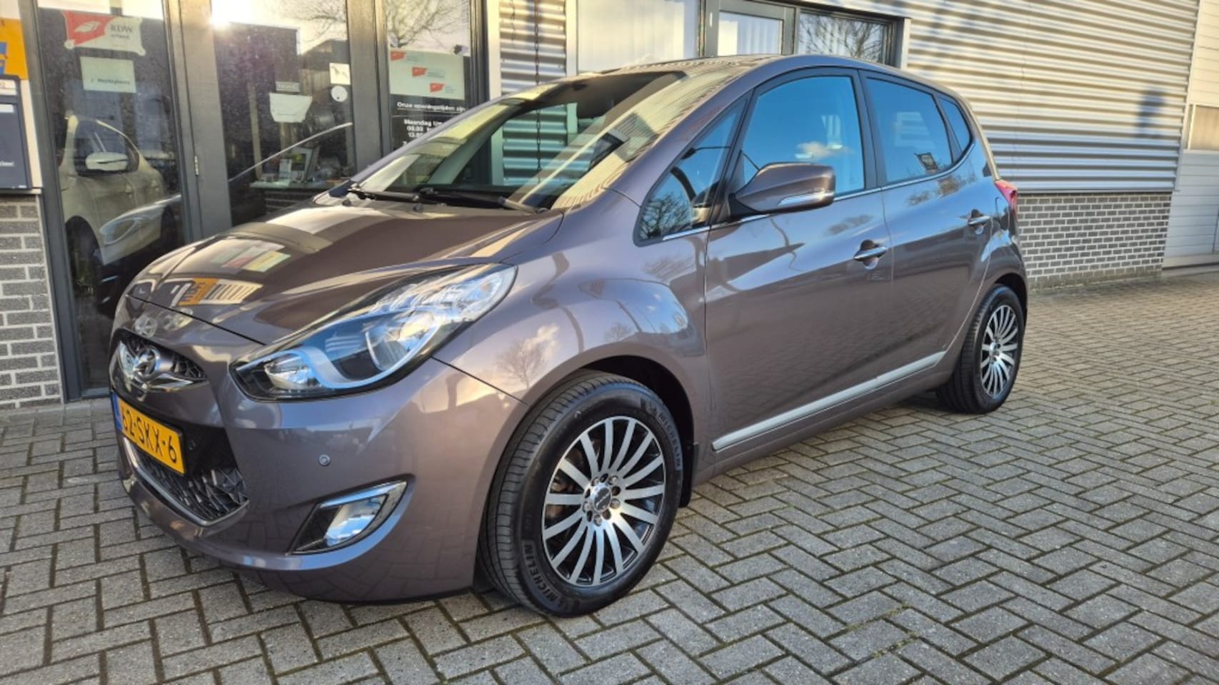 Hyundai ix20 - 1.6i I CATCHER AUTOMAAT PANO CAMERA LEDER STOELVERWARMIN PDC - AutoWereld.nl