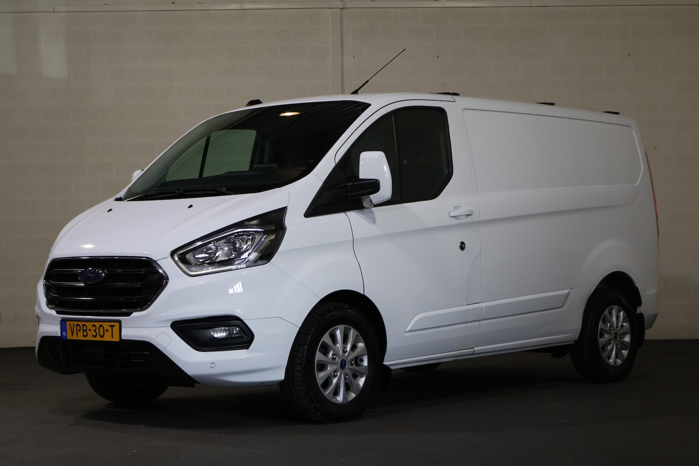 Ford Transit Custom - 2.0 TDCI 130pk L1 H1 Limited Automaat - AutoWereld.nl