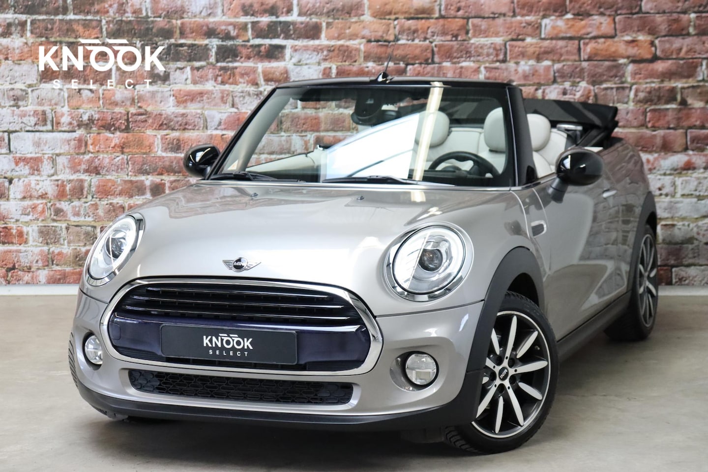 MINI Cabrio - Cooper Chili Serious Business / Navigatiesysteem Professional / Leder / Achteruitrijcamera - AutoWereld.nl