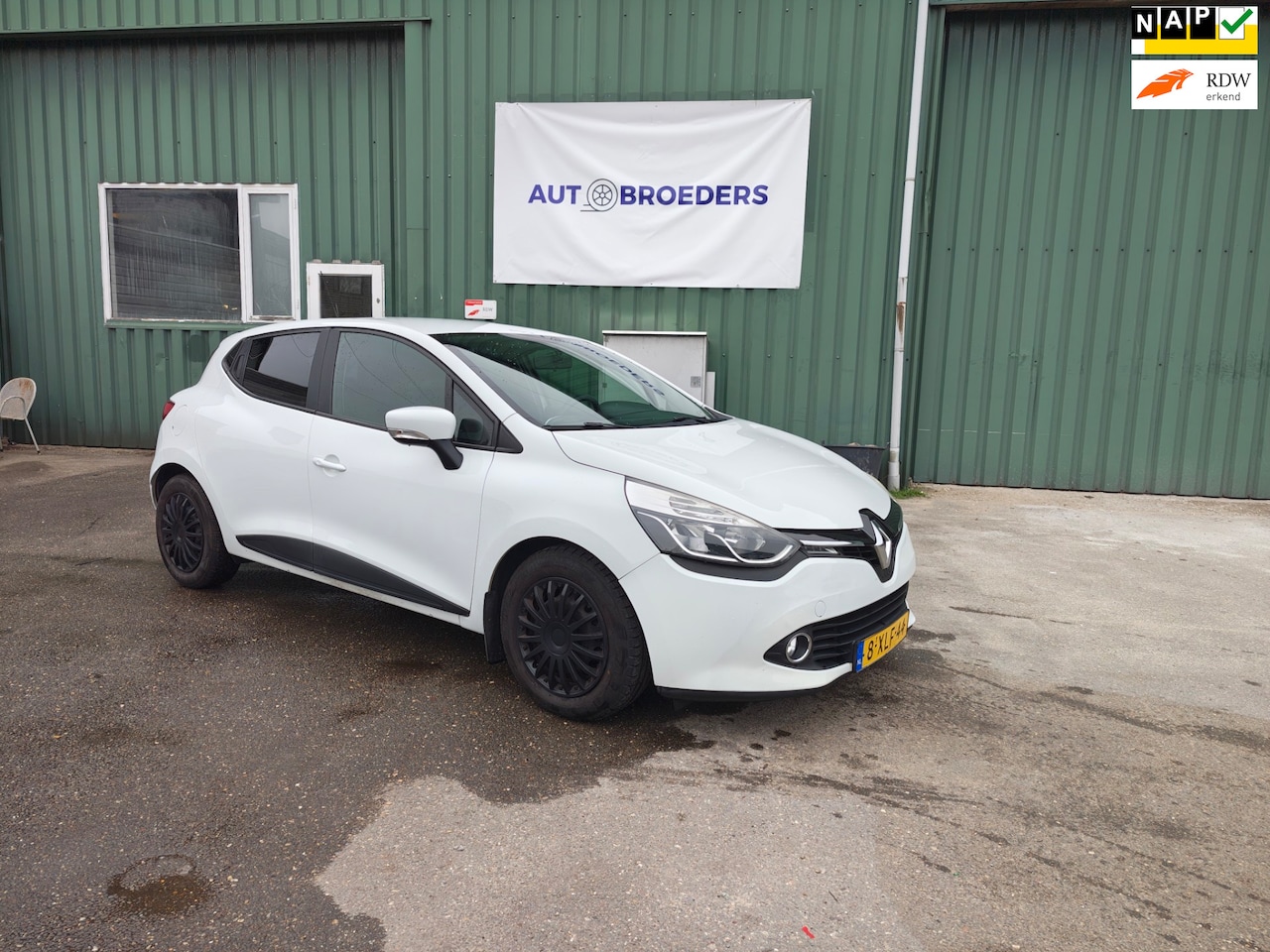 Renault Clio - 0.9 TCe Expression - AIRCO - CRUISE CONTROL - 5 DEURS - PARKEERSENSOREN - NAVIGATIESCHERM - AutoWereld.nl