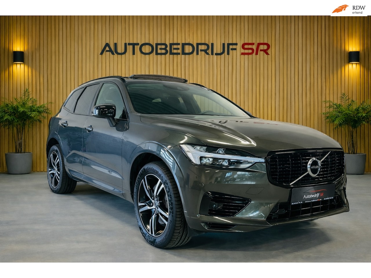 Volvo XC60 - 2.0 Recharge T6 AWD R-Design Panoramadak! Keyless! Trekhaak! Dealer Onderhouden - AutoWereld.nl