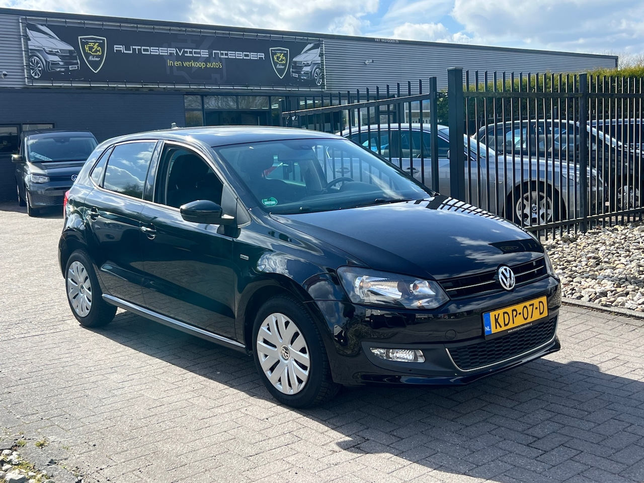 Volkswagen Polo - 1.2 Luxe LIFE uitvoering! Stoelverwarming / Cruise / Pdc / Climatronic. - AutoWereld.nl