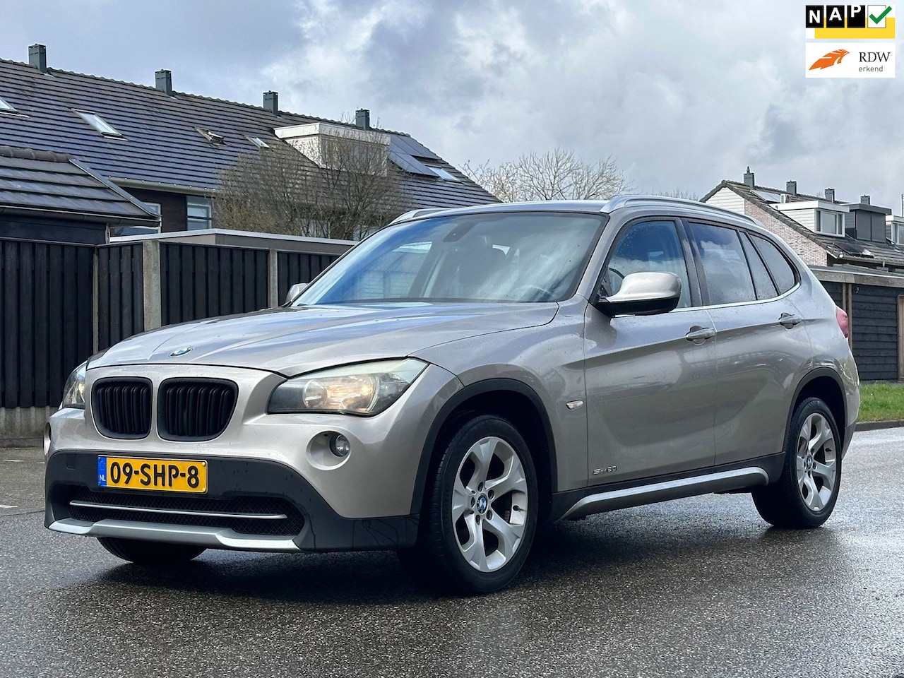 BMW X1 - SDrive20i Business Navigatie*Cruise*NAP*Dealer onderhouden*Trekhaak*Clima*LM velgen*Parkee - AutoWereld.nl
